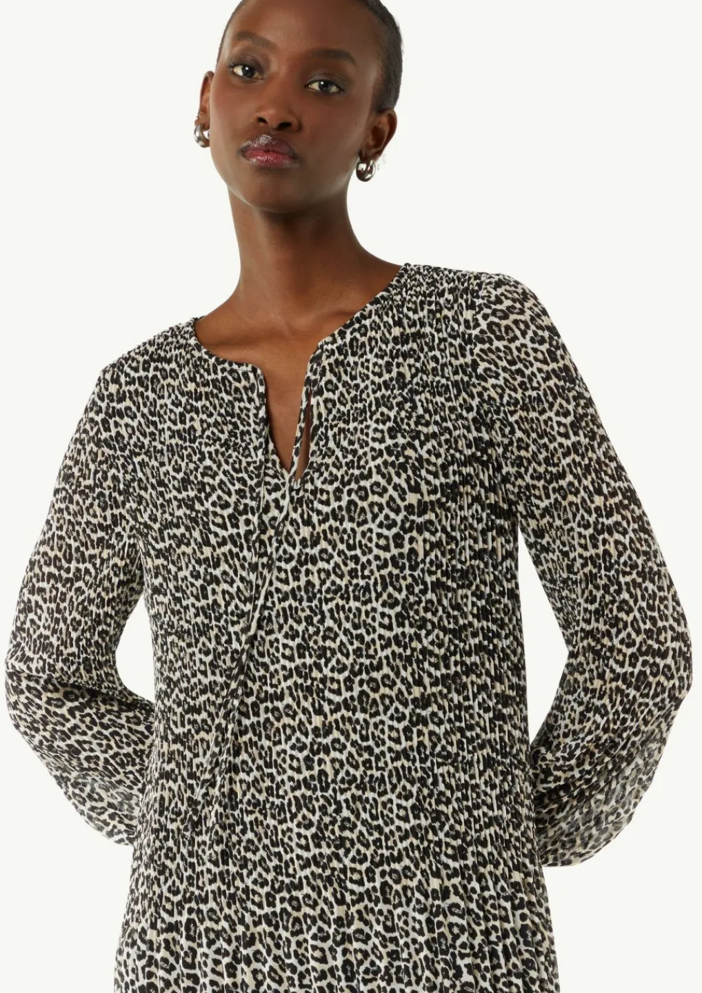 Plissiertes Chiffon-Kleid mit Leo-Print-Comma Hot