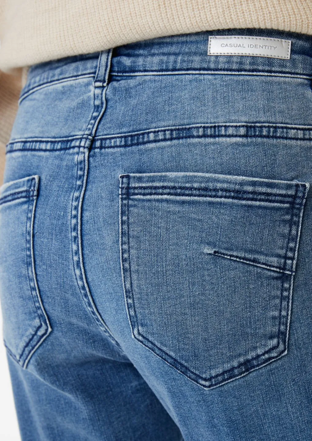 Regular Fit: Slim leg-Denim mit Wascheffekt-Comma Outlet