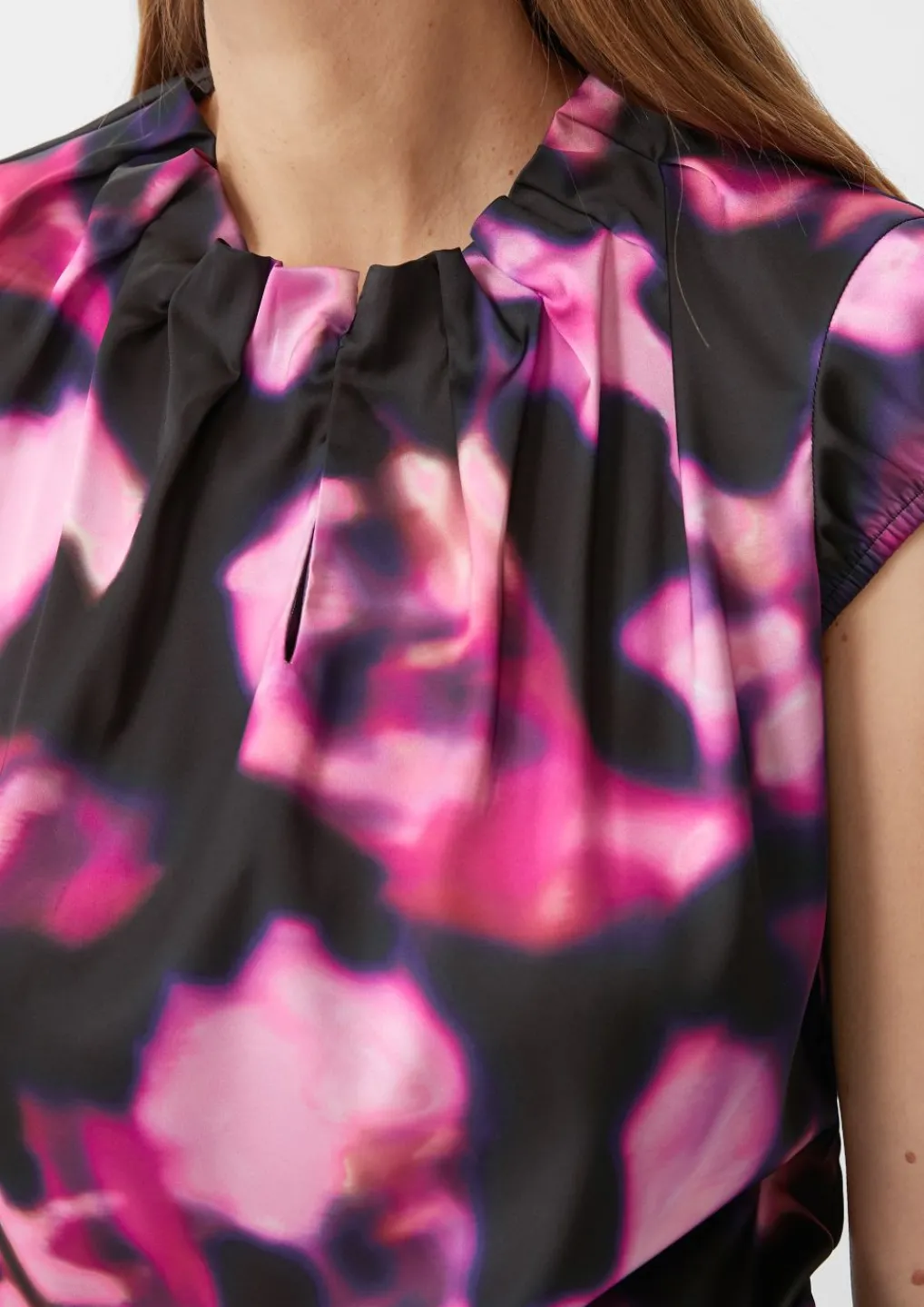 Satinbluse mit All-over-Print-Comma Fashion