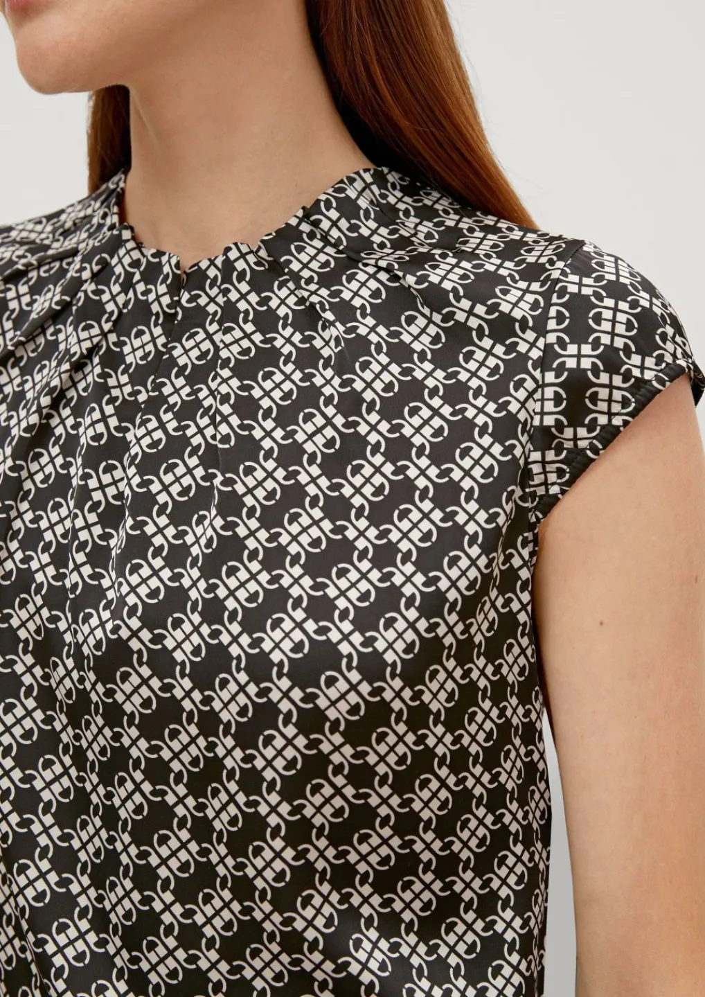 Satinbluse mit Allover-Print-Comma Fashion