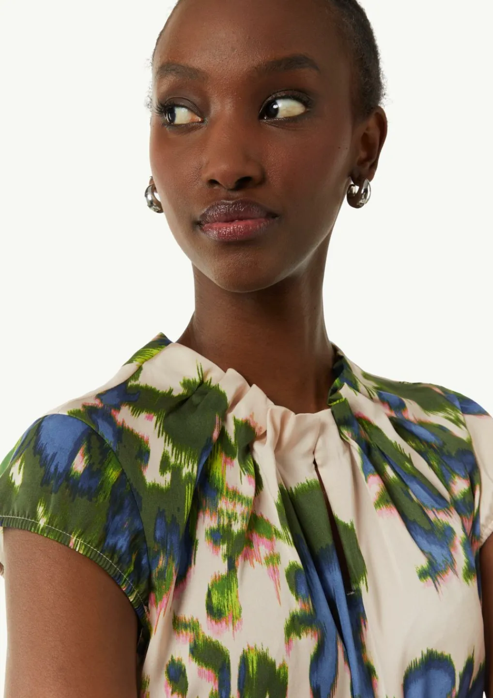 Satinierte Bluse mit All-over-Print und Raffung-Comma New