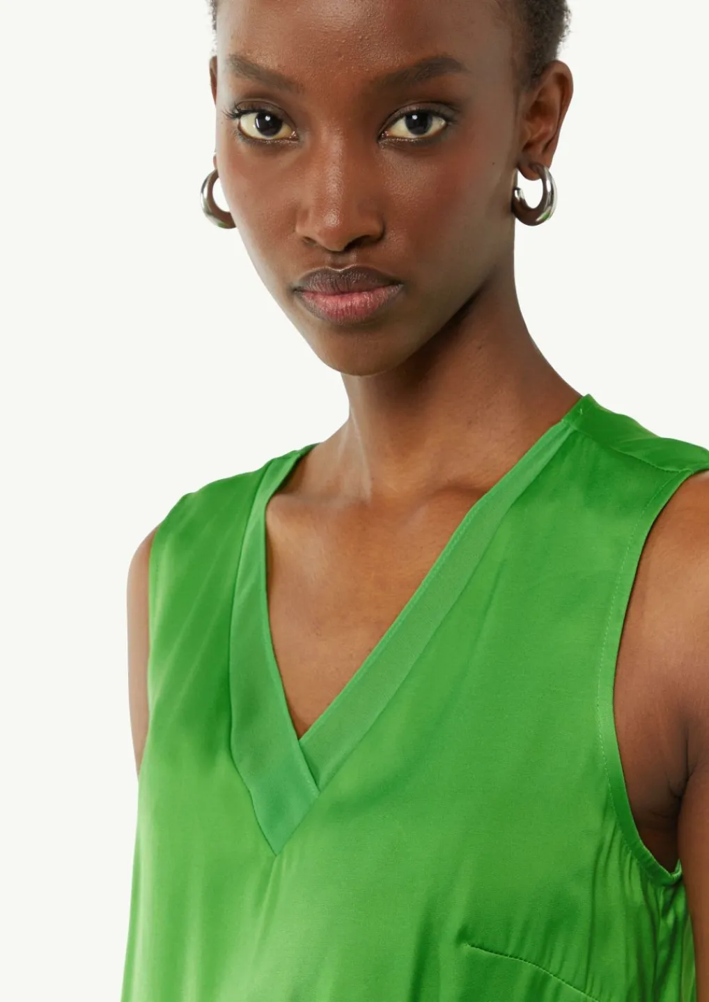 Satin-Top mit Chiffon-Ausschnitt-Comma Hot