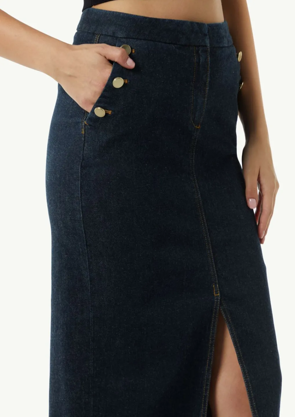 Schmal geschnittener Denimrock mit goldfarbenen Zierknöpfen-Comma Clearance