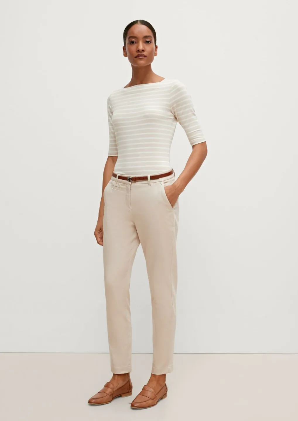 Slim: Chino-Hose mit Gürtel-Comma Online