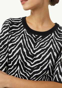 Strick-Kleid mit Zebra-Jaquard und Rippblende-Comma Best
