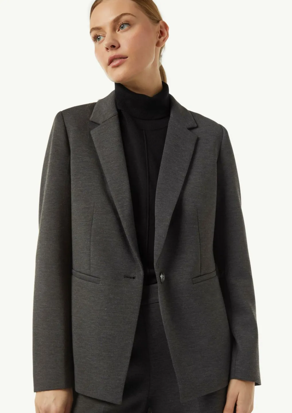 Taillierter Jersey-Blazer mit Leistentaschen-Comma Fashion