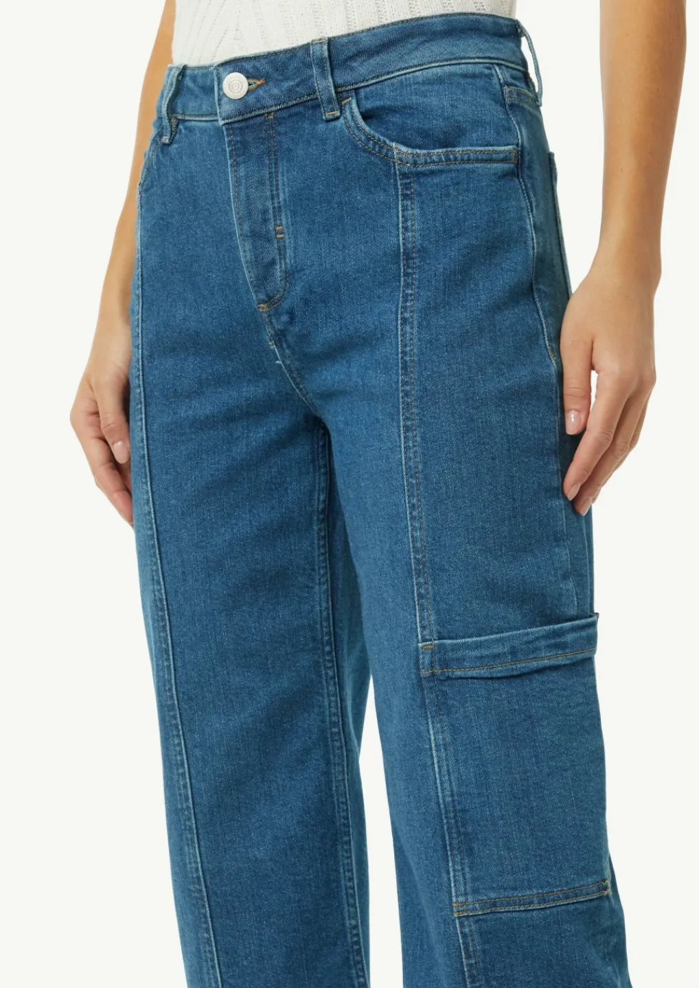 Verkürzte Jeans mit Cargotasche und Nahtdetails-Comma Outlet