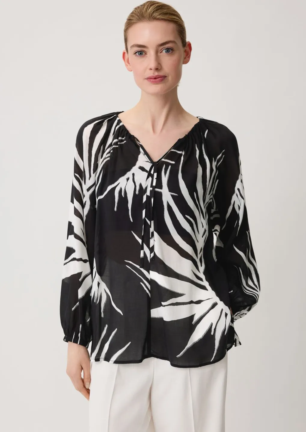 Viskosebluse mit All-over-Print-Comma Hot