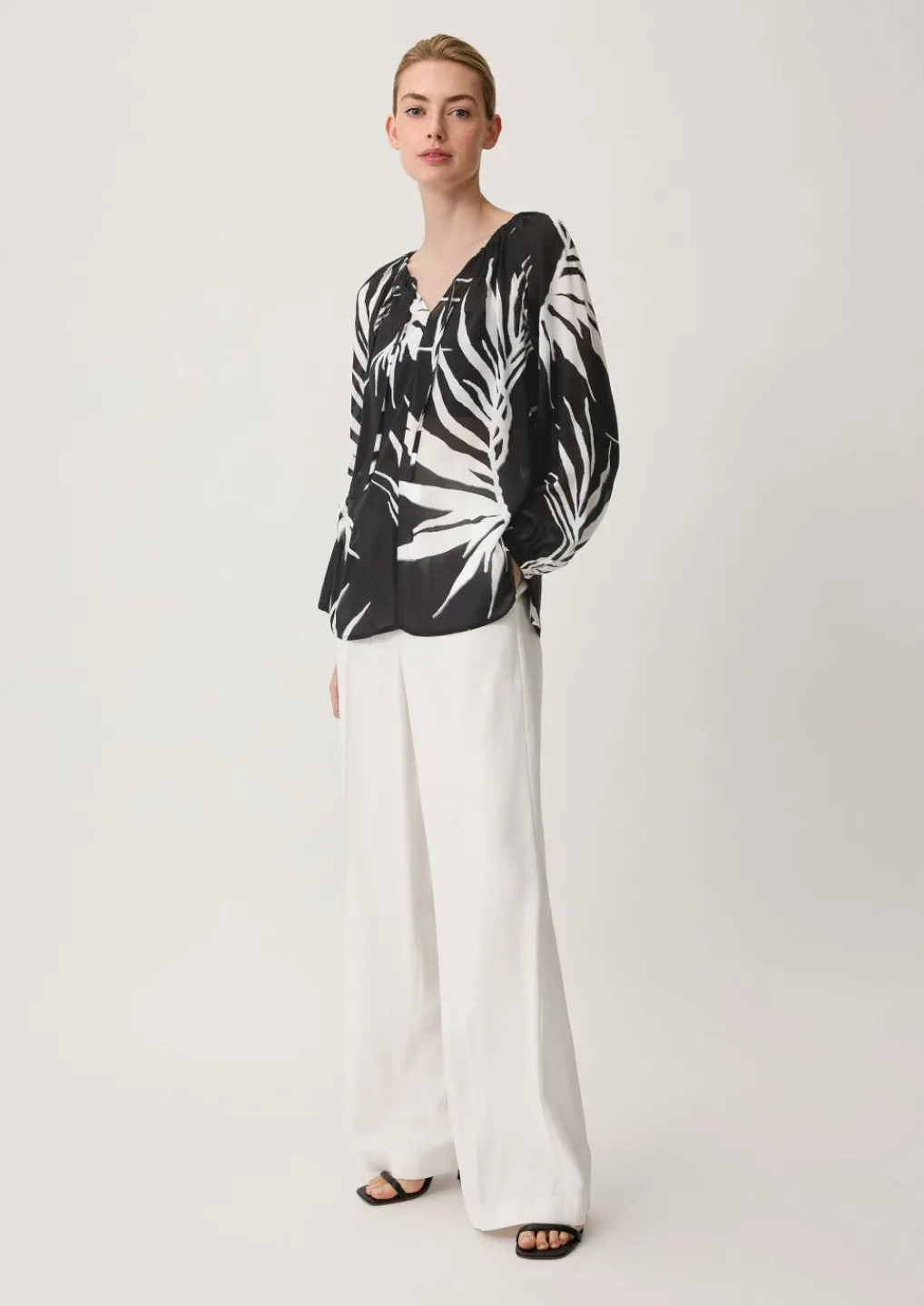 Viskosebluse mit All-over-Print-Comma Hot