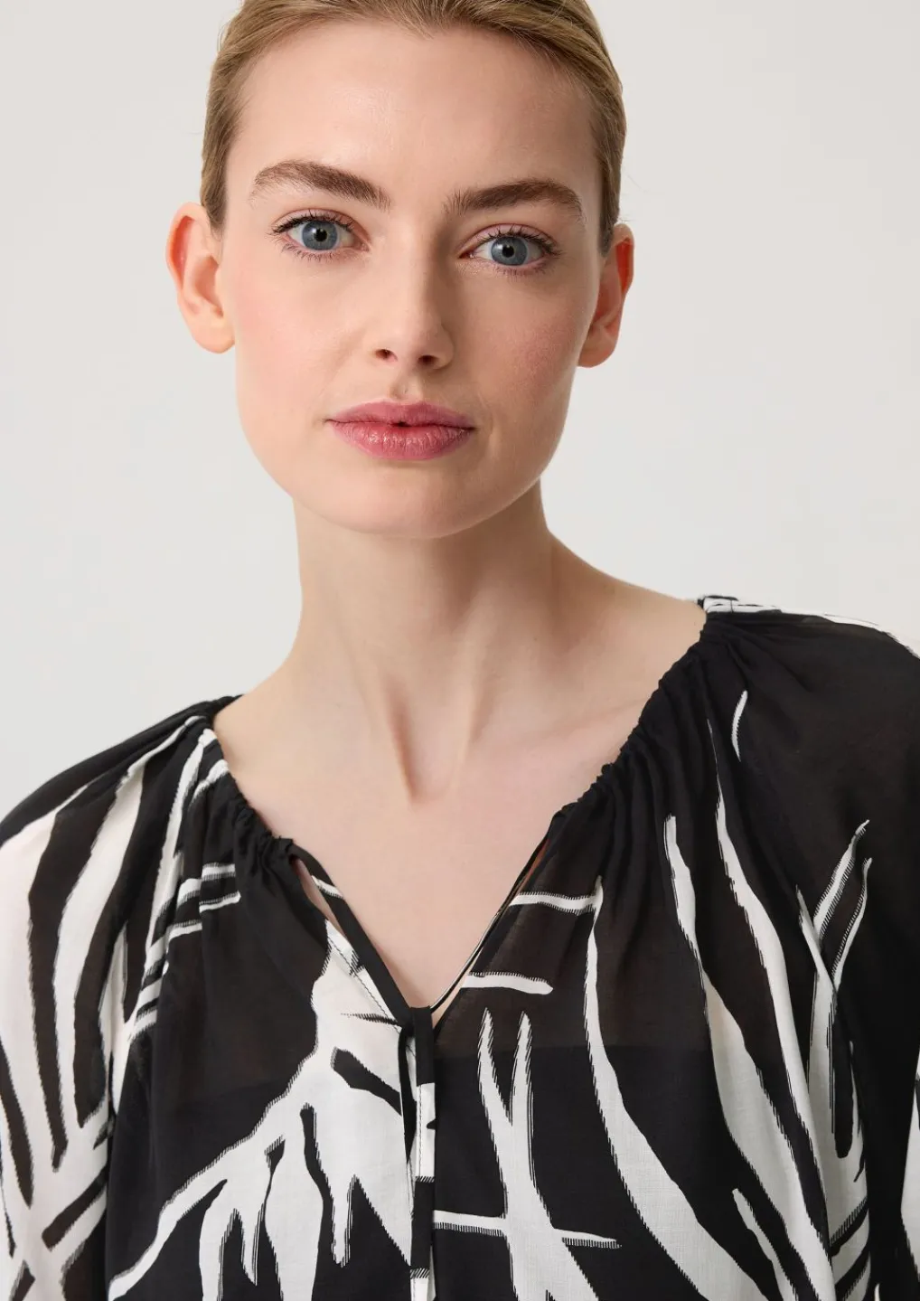 Viskosebluse mit All-over-Print-Comma Hot