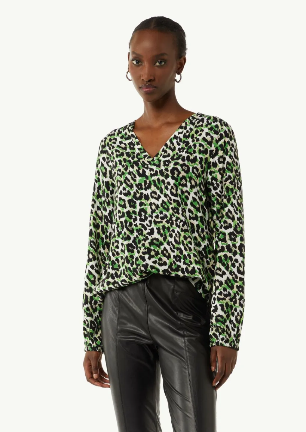 Viskosebluse mit Leo-Muster und V-Ausschnitt-Comma Best