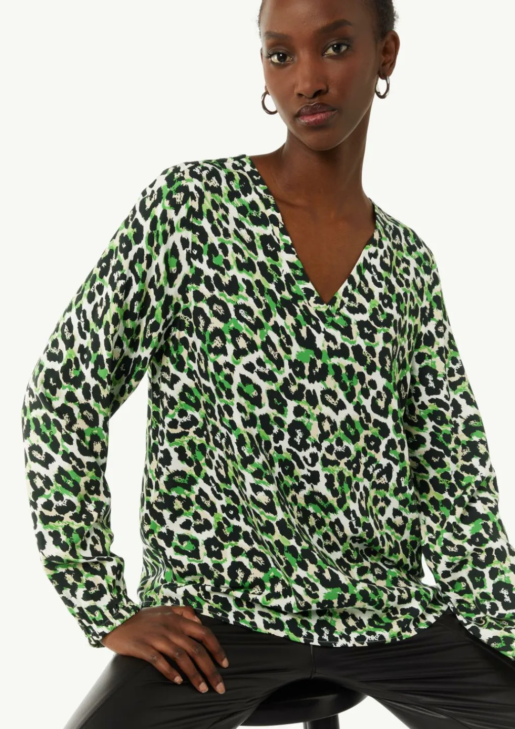 Viskosebluse mit Leo-Muster und V-Ausschnitt-Comma Best