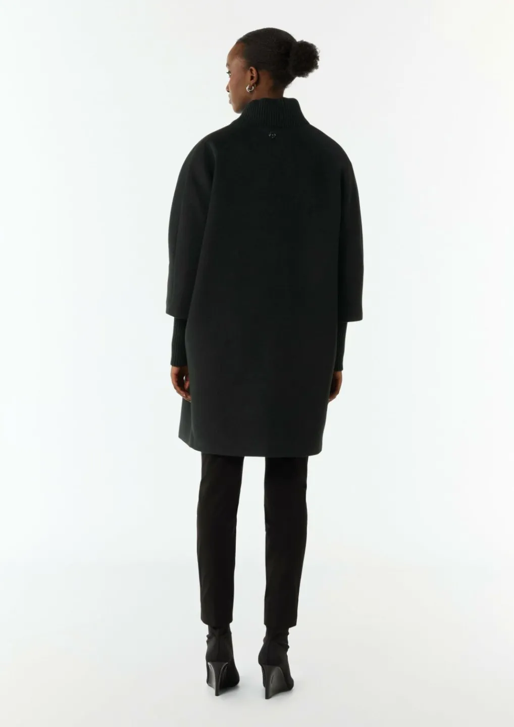 Wollmantel mit geripptem Kragen und Ärmeln-Comma Fashion